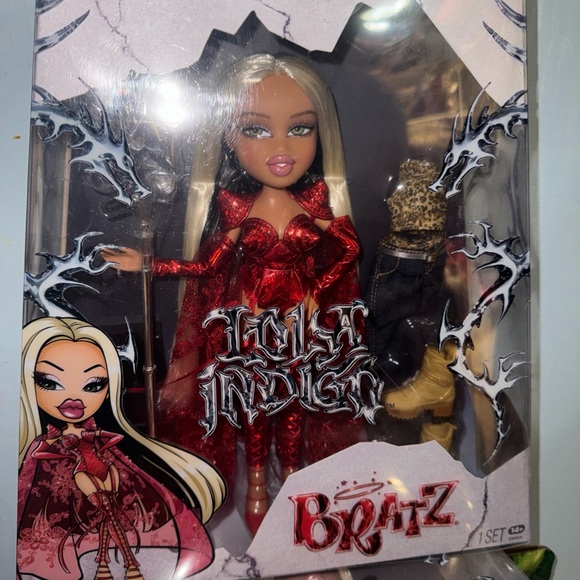 Bratz Lola Indigo
released exclusively in Spain
Doll in Sparkling Red Outfit - Picture 4 of 8